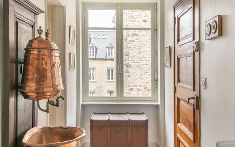 Le Cap Horn: Proprietà, Cabinetry, Mobilia, Finestra, Cornice, Legna, Costruzione, Illuminazione, Interior Design