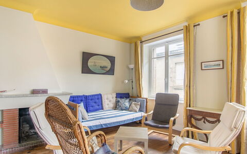 Le Cap Horn: Mobilia, Proprietà, Sedia, Finestra, Cornice, Azzurro, Interior Design, Legna, Giallo, Comfort