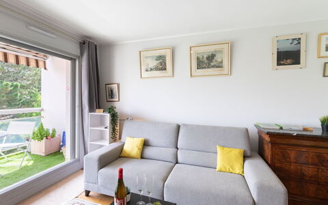 Arverna: Cornice, Proprietà, Tavolo, Divano, Pianta, Mobilia, Divano Letto, Pavimento, Soggiorno, Pavimentazione