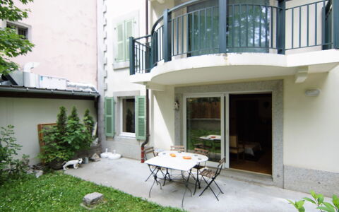 Les Jardins de L'Astoria: Pianta, Proprietà, Mobilia, Tavolo, Costruzione, Finestra, Sedia, Architettura, Interior Design, Tavolo Esterno
