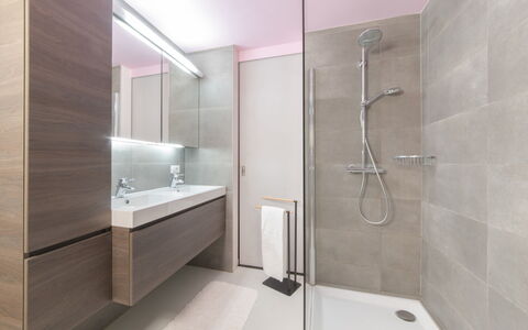 Turquoise Duplex Appartment: Rubinetto, Idraulico Fixture, Soffione Doccia, Specchio, Costruzione, Lavello, Bagno, Doccia Bar, Doccia