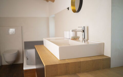 Appartements - N°5 et N°5B: Pavimentazione, Interior Design, Idraulico Fixture, Lavandino Del Bagno, Parete, Pavimento, Legna, Bagno, Lavello, Rubinetto