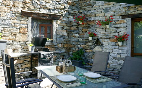 Open Space with Patio Lety: Tavolo, Mobilia, Proprietà, Pianta, Sedia, Interior Design, Vaso Di Fiori, Pianta Della Casa, Mobili Da Esterno, Finestra