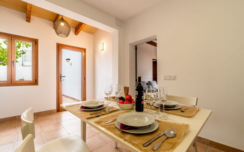 Can Monjo: Tavolo, Mobilia, Proprietà, Costruzione, Finestra, Sedia, Legna, Interior Design, Casa, Tavola