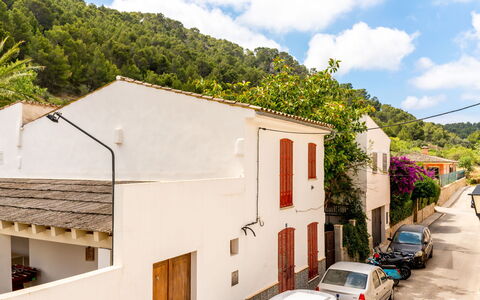 Can Monjo: Nube, Costruzione, Cielo, Auto, Finestra, Proprietà, Veicolo, Pianta, Verde, Casa