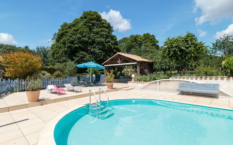 Au Bord du Canal: Acqua, Nube, Cielo, Pianta, Piscina, Azzurro, Albero, Mobili Da Esterno, Costruzione, Tempo Libero