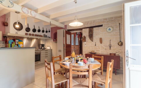 Au Bord du Canal: Tavolo, Proprietà, Mobilia, Legna, Interior Design, Sedia, Soggiorno, Pavimentazione, Pavimento, Cucina