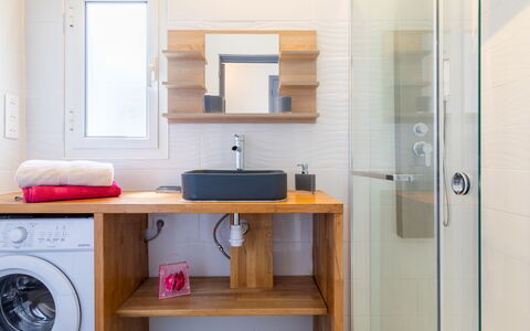 L'Auteuil: Cabinetry, Proprietà, Mobilia, Costruzione, Tavolo, Legna, Specchio, Scaffalature, Rubinetto, Interior Design