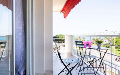 L'Auteuil: Tavolo, Pianta, Cielo, Mobilia, Costruzione, Shade, Interior Design, Architettura, Pavimento, Legna