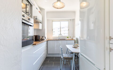 L'Auteuil: Cabinetry, Proprietà, Controsoffitto, Mobilia, Finestra, Lavello, Cucina, Illuminazione, Legna