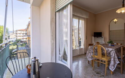 Diano Marina 648: Tavolo, Mobilia, Proprietà, Costruzione, Tavola, Legna, Interior Design, Illuminazione, Sedia, Pavimentazione
