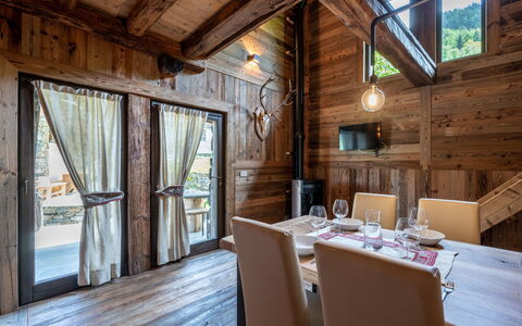 Chalet les Combes: Proprietà, Tavolo, Finestra, Legna, Interior Design, Costruzione, Sedia, Architettura, Pavimento, Parete