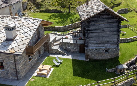 Chalet les Combes: Proprietà, Costruzione, Finestra, Pianta, Legna, Casa, Architettura, Villetta, Erba, Lotto