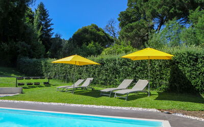 Da Maria: Acqua, Pianta, Proprietà, Verde, Cielo, Ombrello, Piscina, Albero, Natura, Blu