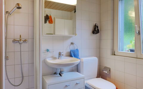 Erika: Rubinetto, Proprietà, Specchio, Idraulico Fixture, Lavandino Del Bagno, Finestra, Lavello, Bagno, Viola, Azzurro