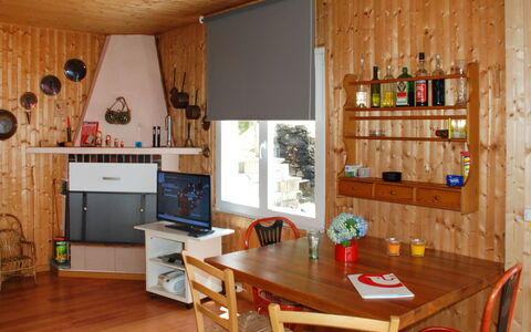 Baita Monti di Piazzogna: Tavolo, Mobilia, Proprietà, Divano, Cabinetry, Legna, Costruzione, Illuminazione, Interior Design, Pavimentazione