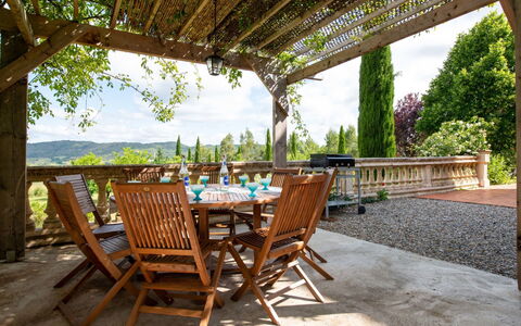 Les Ecuries: Cielo, Tavolo, Mobilia, Pianta, Sedia, Shade, Mobili Da Esterno, Interior Design, Albero, Legna