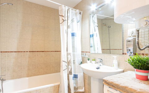 Puerto Marina: Specchio, Rubinetto, Pianta, Idraulico Fixture, Lavello, Proprietà, Bagno, Vaso Di Fiori, Lavandino Del Bagno, Pianta Della Casa