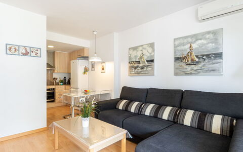 Puerto Marina: Divano, Proprietà, Tavolo, Mobilia, Cornice, Comfort, Soggiorno, Legna, Interior Design, Illuminazione