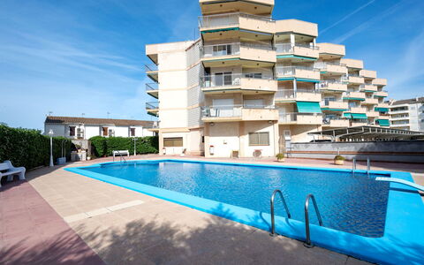 Blue Sea: Cielo, Acqua, Proprietà, Costruzione, Pianta, Piscina, Azzurro, Blu, Rettangolo, Albero