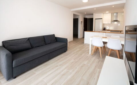 Blue Sea: Mobilia, Costruzione, Divano, Legna, Tavolo, Comfort, Interior Design, Pavimentazione, Pavimento, Soggiorno