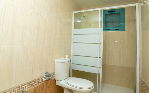 Atrium Iii Centro Mar: Idraulico Fixture, Pavimentazione, Parete, Bagno, Toilet Seat, Pavimento, Gabinetto, Interior Design, Lavello, Lavandino Del Bagno