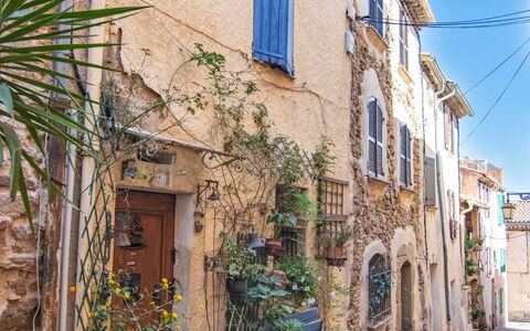 La Roq: Pianta, Costruzione, Finestra, Proprietà, Blu, Azzurro, Quartiere, Vegetazione, Legna, Cielo