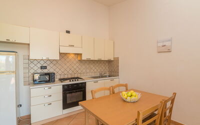 Corbezzolo 706.2: Mobilia, Cabinetry, Controsoffitto, Tavolo, Legna, Interior Design, Cassetto, Cucina Stufa, Cucina, Costruzione