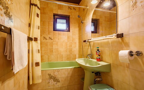 Suzy: Marrone, Rubinetto, Idraulico Fixture, Lavello, Proprietà, Lavandino Del Bagno, Specchio, Bagno, Soffione Doccia, Costruzione