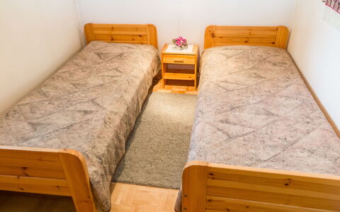 Tintintaival 2 a 8: Legna, Pavimentazione, Pavimento, Mobilia, Pavimento In Legno, Interior Design, Letto A Castello, Camera, Color Legno, Latifoglie
