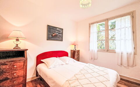 Le Rivage: Letto, Mobilia, Camera Da Letto, Lenzuolo, Bedding, Interior Design, Legna, Pavimento, Biancheria, Camera