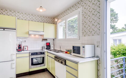 Le Rivage: Cabinetry, Controsoffitto, Mobilia, Proprietà, Cucina Stufa, Elettrodomestico Da Cucina, Cucina, Finestra, Elettrodomestico, Legna