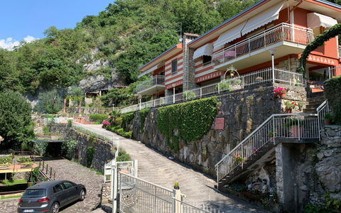 Ilde: Pianta, Auto, Costruzione, Cielo, Finestra, Albero, Veicolo, Casa