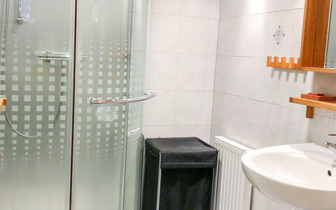 Gnesau 1: Idraulico Fixture, Proprietà, Lavello, Lavandino Del Bagno, Rubinetto, Interior Design, Bagno, Linea, Idraulico
