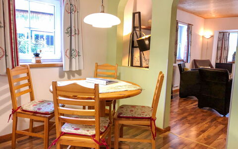 Gnesau 1: Mobilia, Tavolo, Proprietà, Finestra, Sedia, Costruzione, Legna, Interior Design, Architettura, Pavimento