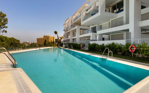 White Stones: Acqua, Costruzione, Cielo, Pianta, Proprietà, Piscina, Azzurro, Architettura, Albero, Finestra