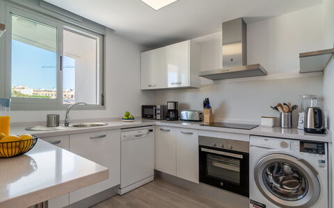 White Stones: Cabinetry, Controsoffitto, Proprietà, Finestra, Cucina, Costruzione, Cucina Stufa, Lavandino Della Cucina, Lavello, Lavatrice