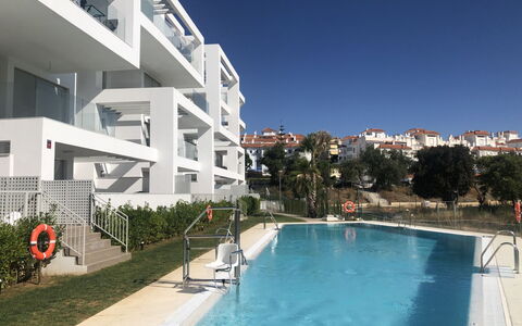 White Stones: Acqua, Pianta, Cielo, Proprietà, Costruzione, Piscina, Tempo Libero, Shade, Condominio, Immobiliare