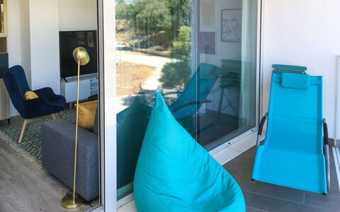 White Stones: Blu, Costruzione, Azzurro, Verde, Sedia, Porta, Shade, Interior Design, Architettura, Pavimento