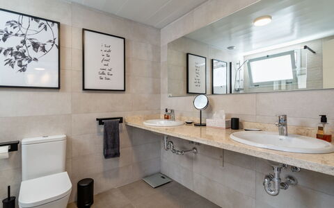 White Stones: Specchio, Rubinetto, Proprietà, Lavello, Idraulico Fixture, Lavandino Del Bagno, Costruzione, Bagno, Interior Design, Architettura