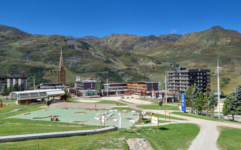 Les Menuires 694: Cielo, Costruzione, Ecoregione, Montagna, Nube, Pianta, Infrastruttura, Lotto, Urban Design, Erba
