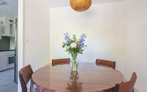 Les Roches Fleuries: Mobilia, Interior Design, Sedia, Pavimentazione, Tavolo, Ricorrere, Pavimento, Soffitto, Camera, Eco Hotel