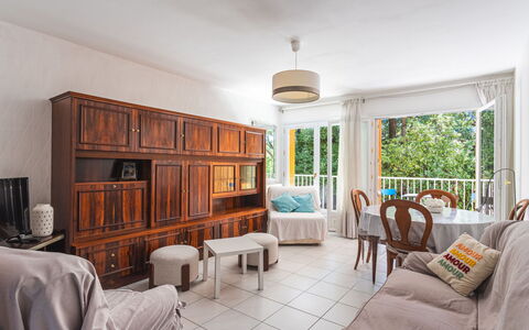 Les Roches Fleuries: Mobilia, Interior Design, Sedia, Pavimentazione, Tavolo, Ricorrere, Pavimento, Soffitto, Camera, Eco Hotel