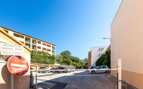 Les Roches Fleuries: Mobilia, Interior Design, Sedia, Pavimentazione, Tavolo, Ricorrere, Pavimento, Soffitto, Camera, Eco Hotel