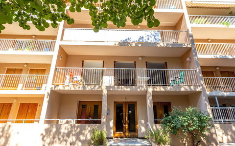 Les Roches Fleuries: Mobilia, Interior Design, Sedia, Pavimentazione, Tavolo, Ricorrere, Pavimento, Soffitto, Camera, Eco Hotel