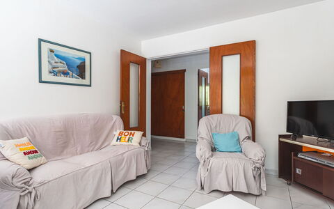 Les Roches Fleuries: Mobilia, Interior Design, Sedia, Pavimentazione, Tavolo, Ricorrere, Pavimento, Soffitto, Camera, Eco Hotel