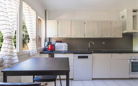 Les Roches Fleuries: Mobilia, Interior Design, Sedia, Pavimentazione, Tavolo, Ricorrere, Pavimento, Soffitto, Camera, Eco Hotel