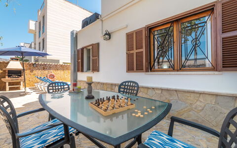 Pintor Beach House: Tavolo, Mobilia, Proprietà, Giorno, Costruzione, Finestra, Sedia, Cielo, Azzurro, Legna