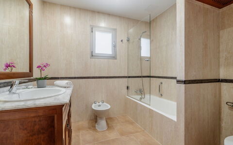 Pintor Beach House: Rubinetto, Idraulico Fixture, Proprietà, Lavello, Specchio, Costruzione, Lavandino Del Bagno, Bagno, Mobiletto Del Bagno, Vasca Da Bagno
