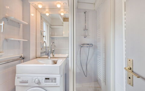 Les Argentines: Lavanderia, Specchio, Rubinetto, Mobiletto Del Bagno, Proprietà, Idraulico Fixture, Lavello, Cabinetry, Bianca, Asciugatrice